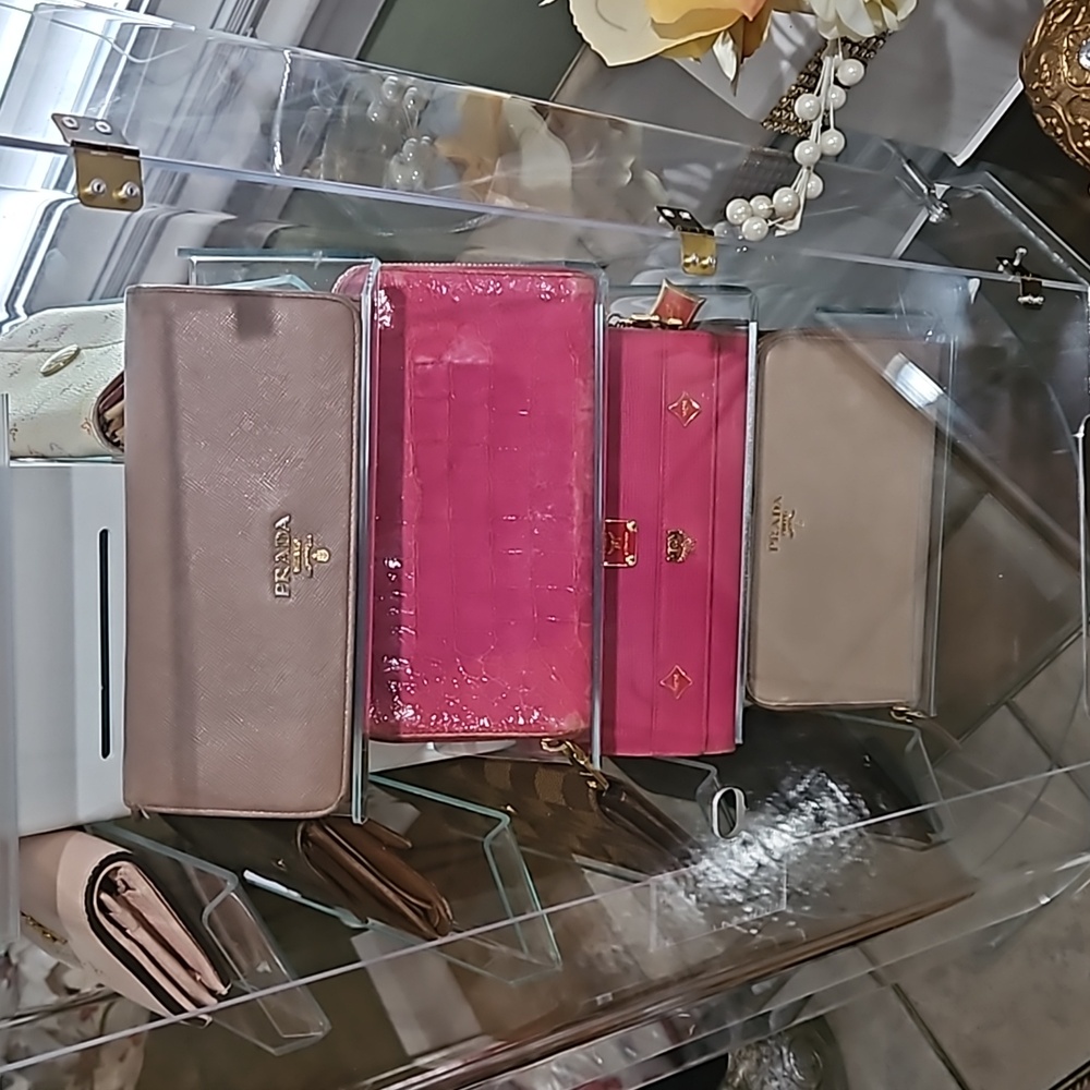 LUXURY WALLETS: CHANEL, GUCCI, LV, MCM, MIU MIU, PRADA, BALLY, YSL, FERRAGAMO - Picture 4 of 7